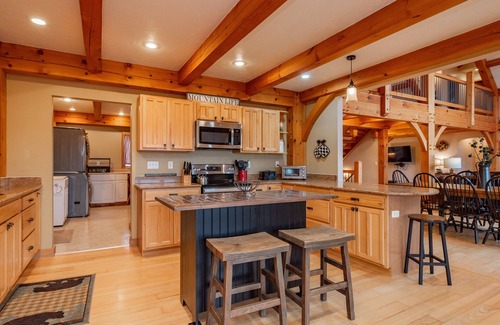 Friendsville House | Mountain Paradise: Lake Area, A/C, Hot Tub, Fire Pit, Pool Table!