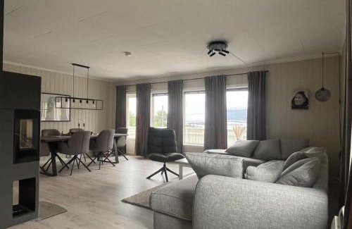 Sørvagen House | Mountain Peak Retreat