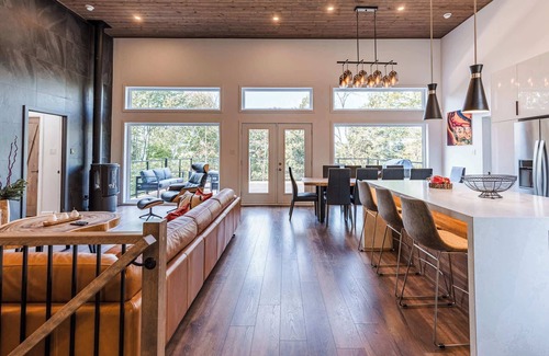 La Conception Ski Chalet | Mountain Retreat w/Sauna, Hot Tub & Scenic Escape