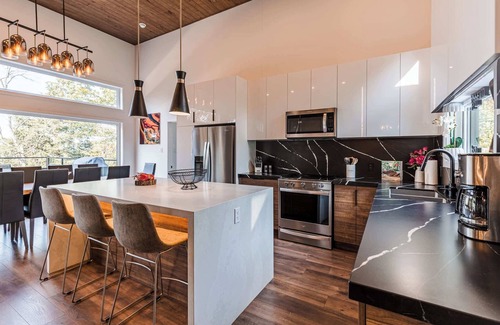 La Conception Ski Chalet | Mountain Retreat w/Sauna, Hot Tub & Scenic Escape