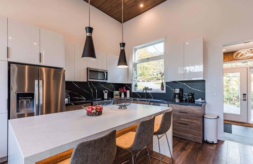 La Conception Ski Chalet | Mountain Retreat w/Sauna, Hot Tub & Scenic Escape
