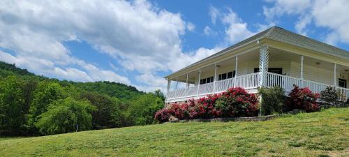 Lenoir Villa | Mountain Retreat house to Relax and Enjoy