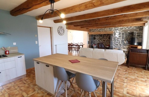 Ussel Cottage | Mountain Retreat with Sports Amenities, Spacious Garden & Scenic Views