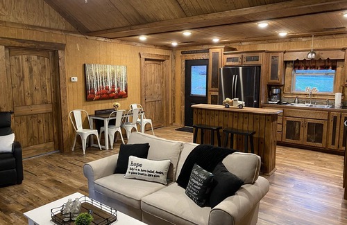 Young Harris Cabin | MOUNTAIN & RIVER VIEW, HOT TUB, FIREPLACES & FIRE PIT, WIFI, DOGS Ok, TV's