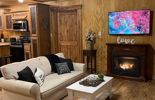 Young Harris Cabin | MOUNTAIN & RIVER VIEW, HOT TUB, FIREPLACES & FIRE PIT, WIFI, DOGS Ok, TV's