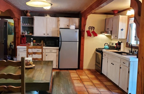 Cloudcroft Cabin | Mountain skiing hiking, hunting 2 B&B, stocked kitchen, 3TVs, front & back deck