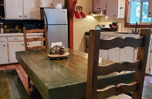 Cloudcroft Cabin | Mountain skiing hiking, hunting 2 B&B, stocked kitchen, 3TVs, front & back deck
