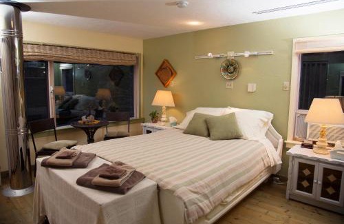 Okanagan-Similkameen Bed & Breakfast | Mountain Springs Nature Retreat