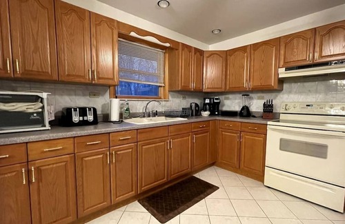 Ellenville House | Mountain Top Escape: 5 Bedroom Retreat, Private Hot Tub, 15 Acres, KING bed