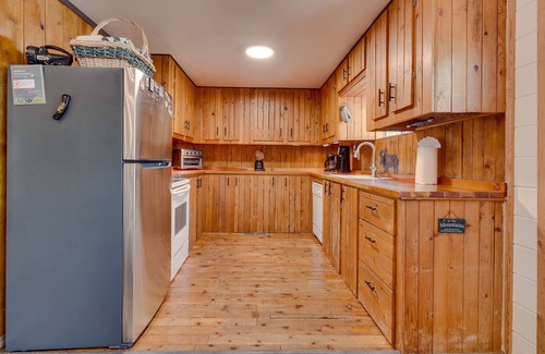 Tahoma Cabin | Mountain Treasure: 2 BR, 2 BA in Tahoma, Sleeps 6