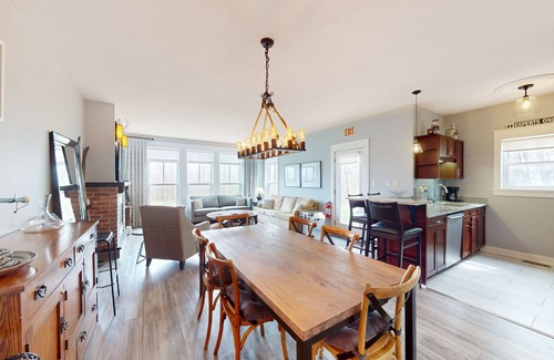 The Blue Mountains Condo | Mountain-view ski condo in great locale with fireplace & community amenities