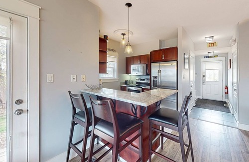 The Blue Mountains Condo | Mountain-view ski condo in great locale with fireplace & community amenities