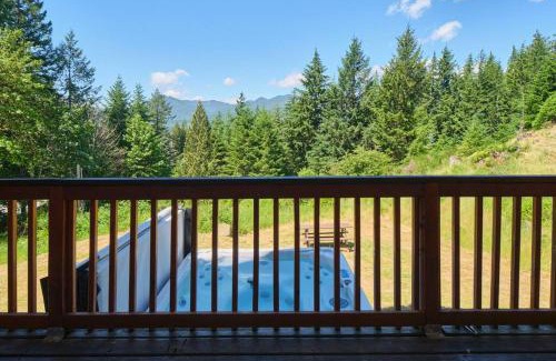 Packwood House | Mountain View Cabin, Hot Tub at Mt Rainier
