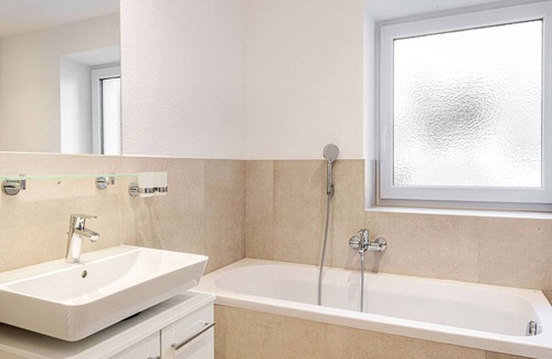 Huben Apartment | Mountain-view chalet in Langenfeld with balcony