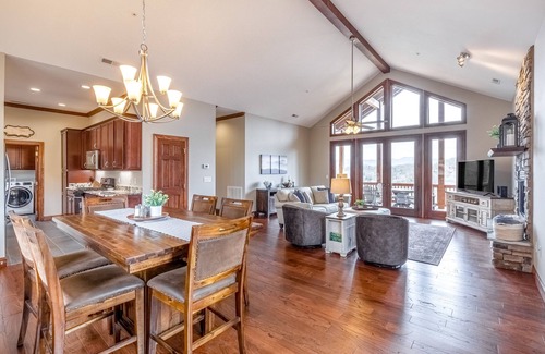 Whittier Condo | Mountain view condo in Country Club - fireplace & on-site hot tub, pool, tennis
