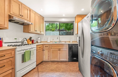 Agoura Hills Cottage | Mountain View Cottage Home in Malibu, close by to the beach!