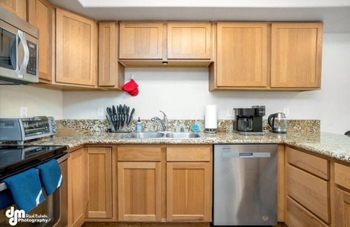 Knik-Fairview House | Mountain View Haven - Luxe Townhouse w/King Suite & Walk-In Closet