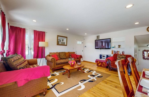 Lake Elsinore House | Mountain view home with pool, putting green, grill