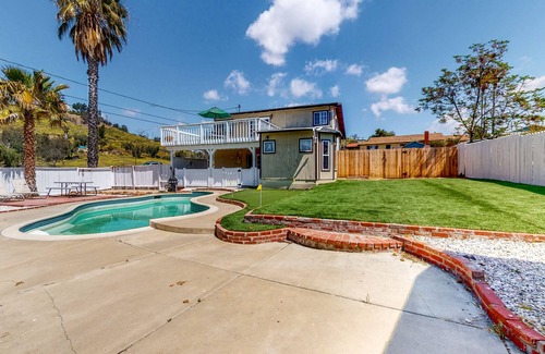 Lake Elsinore House | Mountain view home with pool, putting green, grill