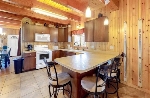 Wilmington House | Mountain view home with WiFi, firepit, & fireplace - direct access to Vast trail
