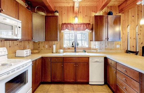 Wilmington House | Mountain view home with WiFi, firepit, & fireplace - direct access to Vast trail