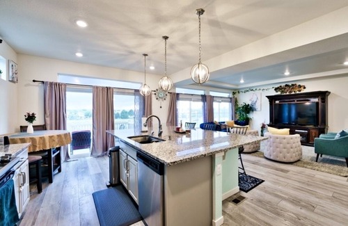 Aurora House | Mountain View house with, Jacuzzi, 5 beds 3.5 bath near Airport