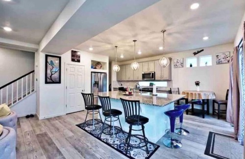 Aurora House | Mountain View house with, Jacuzzi, 5 beds 3.5 bath near Airport
