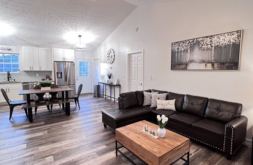 Pigeon Forge Cottage | Mountain View Modern Cottage in the Smokies W/Hot Tub, Newly Renovated.