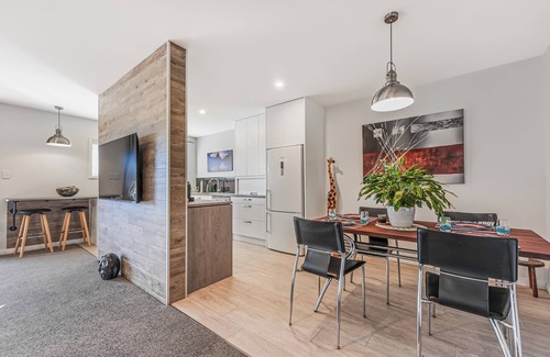 Stoke House | Mountain View - Nelson Holiday Home