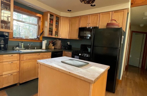 Warnick House | Mountain view, radiant floors, gas fireplace, huge fire pit, great for families!
