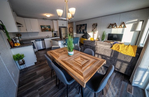 East Kootenay House | Mountain Views | Air Con | Garage | Large Deck | Nearby Trails | Parking