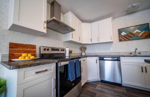 East Kootenay House | Mountain Views | Air Con | Garage | Large Deck | Nearby Trails | Parking