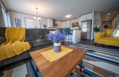 East Kootenay House | Mountain Views | Air Con | Garage | Large Deck | Nearby Trails | Parking