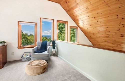 Jefferson House | Mountain Views, Hot Tub near Hiking, Ski & Santa's Village