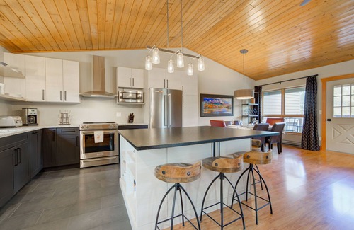 Big Sky Condo | MOUNTAIN VIEWS, HOT TUB & SAUNA! Cozy fireplace, minutes from the slopes!