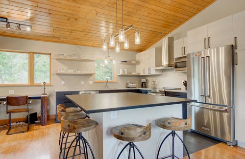 Big Sky Condo | MOUNTAIN VIEWS, HOT TUB & SAUNA! Cozy fireplace, minutes from the slopes!
