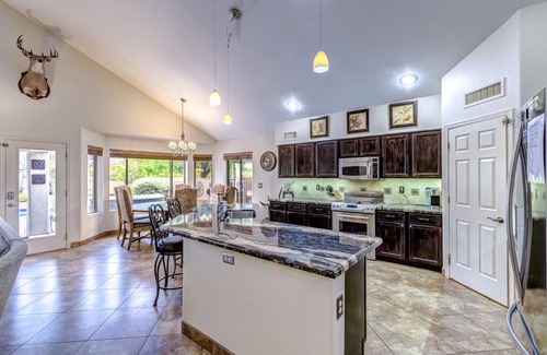 Rancho Vistoso House | MOUNTAIN VIEWS, KOI POND, HOT TUB, POOL, 1GIG WIFI, 1/2 mile Starbucks/Safeway!