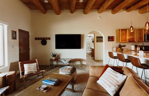 El Prado House | Mountain Views, Rave Reviews, Hot Tub, Kiva Fireplace, Outdoor Cone Firepit