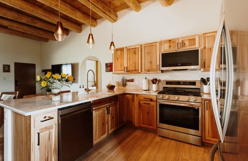 El Prado House | Mountain Views, Rave Reviews, Hot Tub, Kiva Fireplace, Outdoor Cone Firepit
