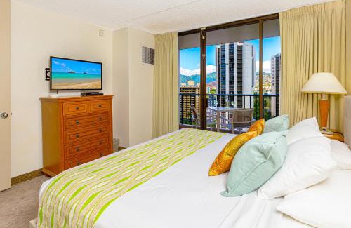 Waikiki Apartment | Mountain Views & Steps to Beach - Free Parking!