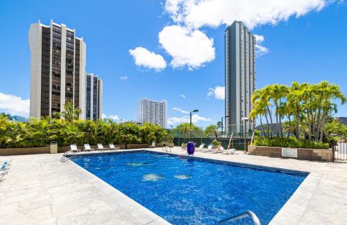 Waikiki Apartment | Mountain Views & Steps to Beach - Free Parking!
