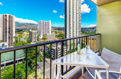 Waikiki Apartment | Mountain Views & Steps to Beach - Free Parking!