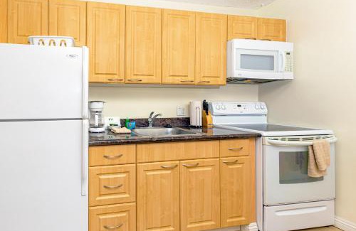 Waikiki Apartment | Mountain Views & Steps to Beach - Free Parking!