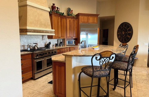 Catalina Foothills Estates Villa | Mountains Everywhere +hot tub +bbq +firepit +games +western movies