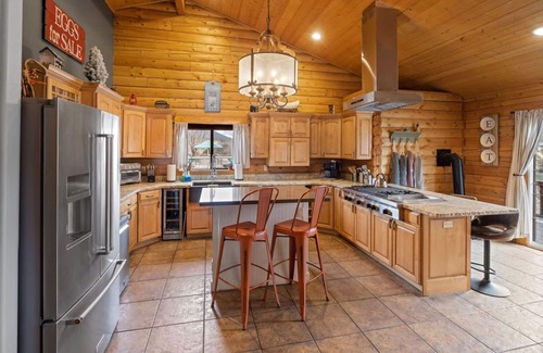Baderville Cabin | Mountains VIEWS Dog Friendly, Spa, Game Room, Fire Pit, Playground, Grill,