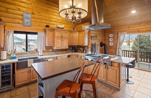 Baderville Cabin | Mountains VIEWS Dog Friendly, Spa, Game Room, Fire Pit, Playground, Grill,