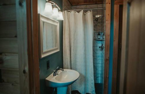 Roxbury House | Mountainscape: Peaceful & Skiing