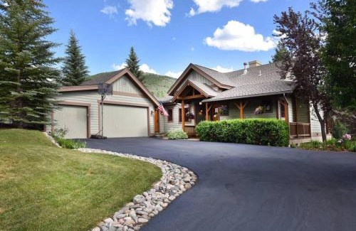 Edwards House | Mountainside Manor with Hot Tub