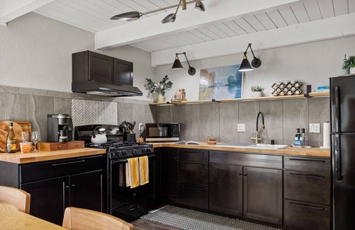 Upper Moonridge House | Mountainside Modern +Hot Tub + Epic Game Room!