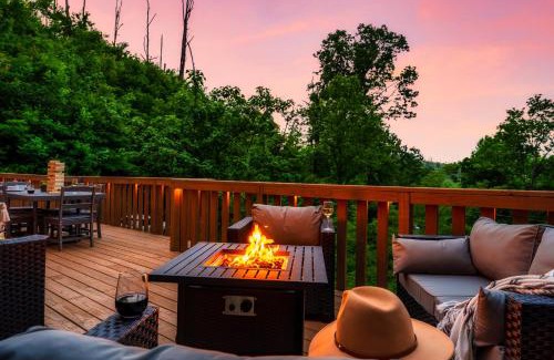Chalet Village North Ski Chalet | Mountainside - New Luxury Cabin-Fire Table-Hot Tub-3 Pools-PS5-Bears
